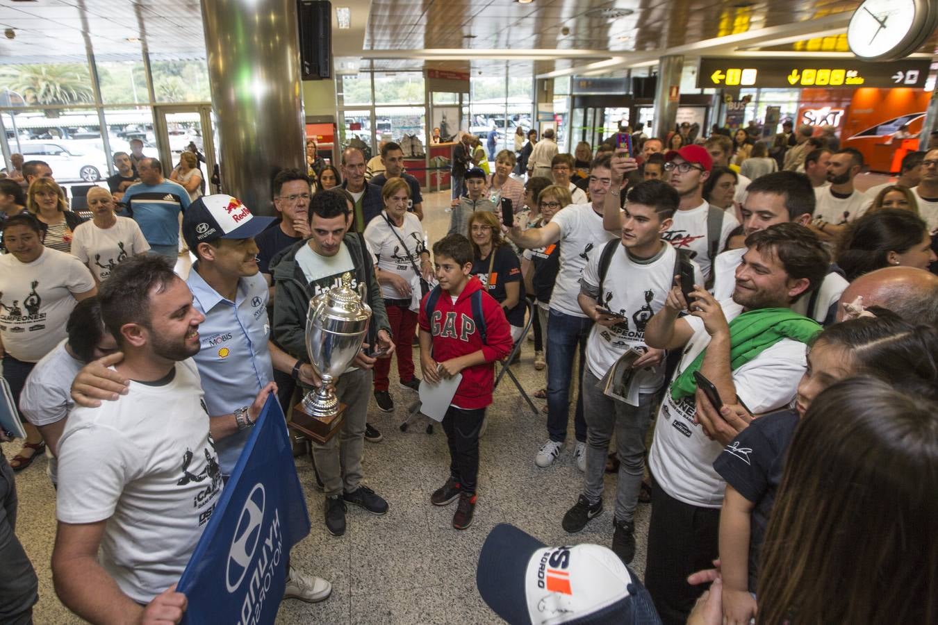 Fotos: Dani Sordo regresa a casa tras su éxito en el Rally de Cerceña