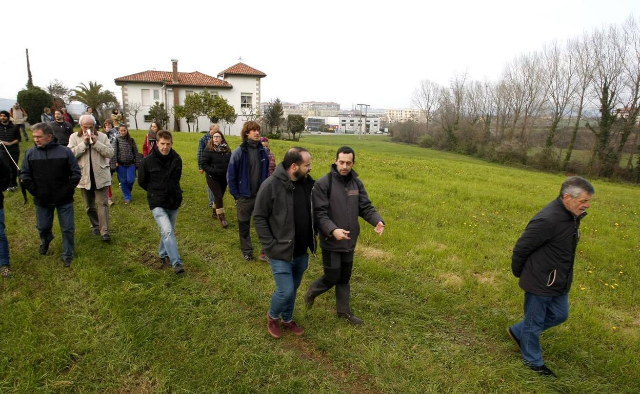 Imagen de archivo de miembros de la plataforma ciudadana que se opone al nuevo polígono industrial recorriendo la zona de Las Excavadas.