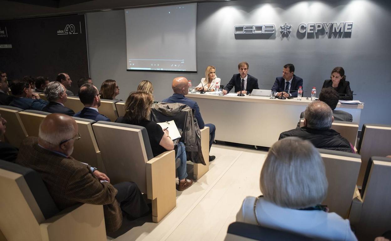 Un momento de la asamblea de la CEOE presidida por Enrique Conde.