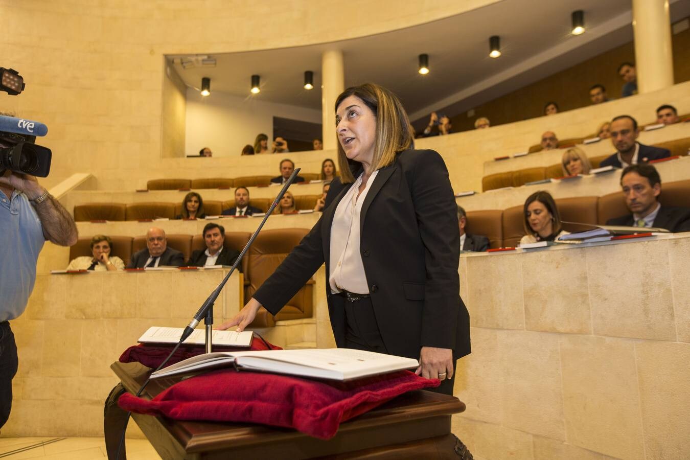 María José Sáenz de Buruaga jura su puesto como diputada