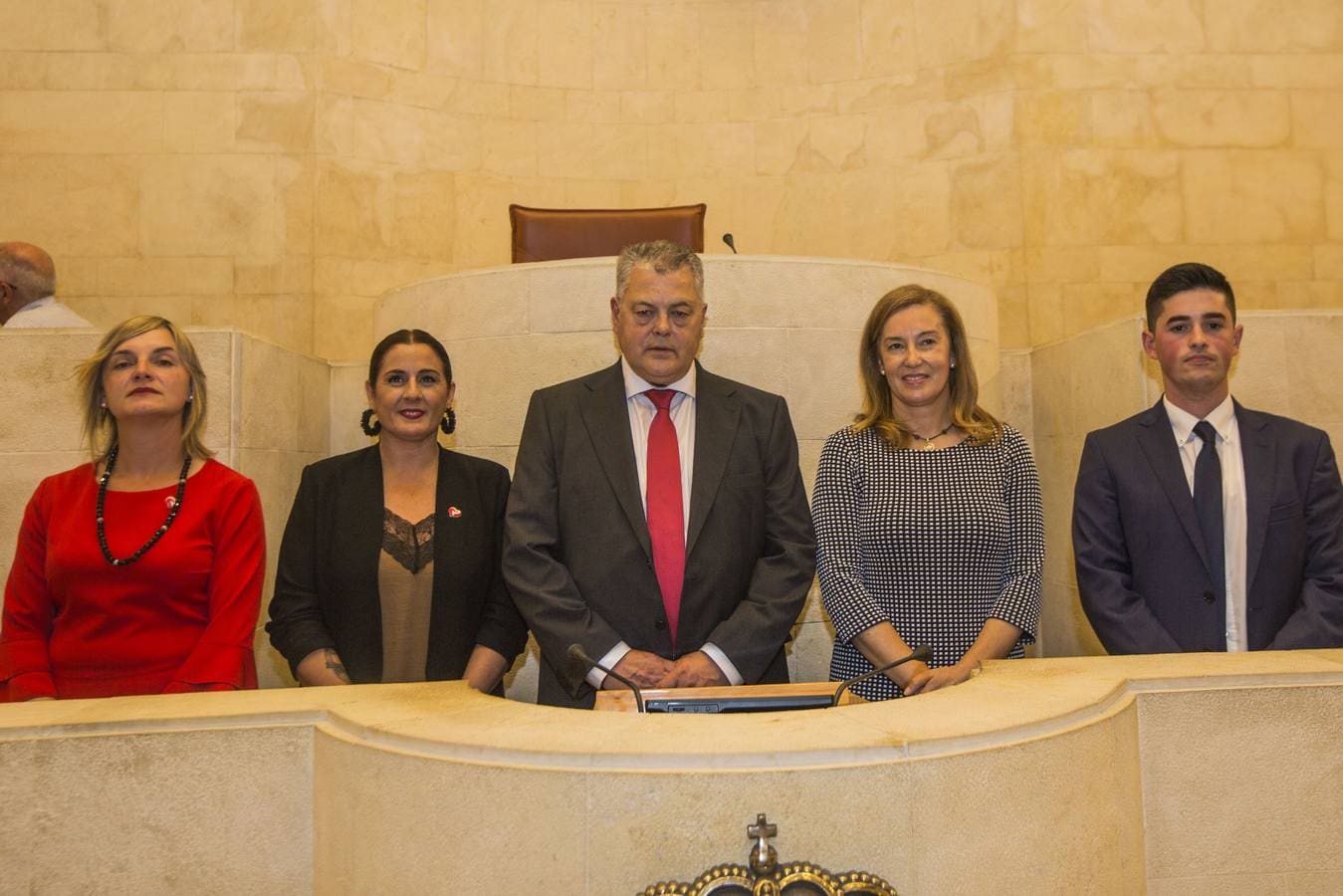 Integrantes de la Mesa del Parlamento. Joaquín Gómez, su presidente en el centro, con Emilia Aguirre (PRC)como vicepresidenta primera; María José González Revuelva, secretaria autonómica del PP, vicepresidenta segunda; Ana Obregón (PRC), secretaria primera; y Diego Marañón (Cs), secretario segundo. 