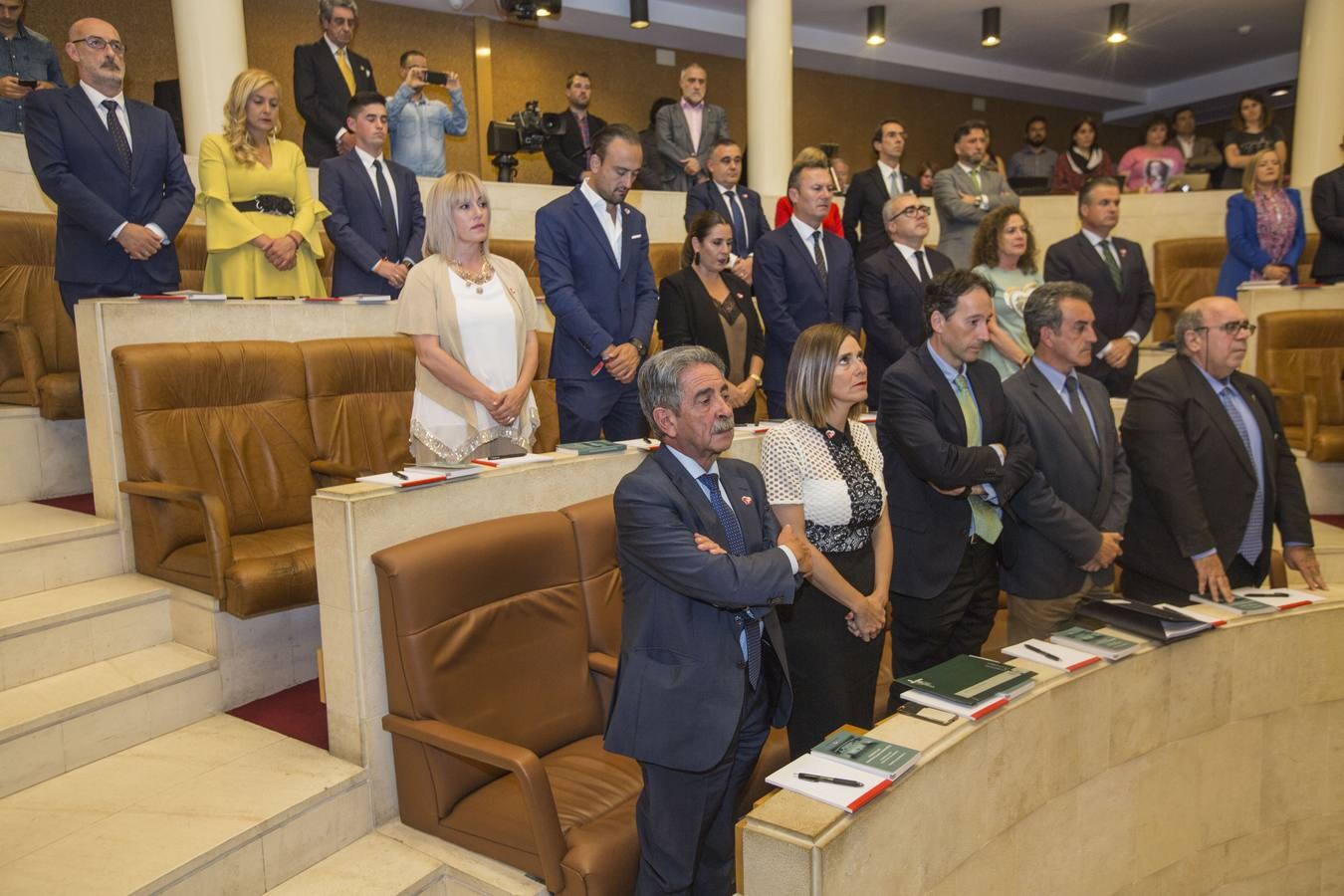 Minuto de silencio por Rafael de la Sierra al inicio del pleno