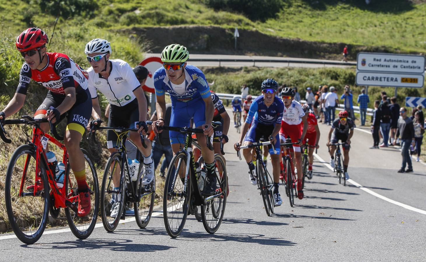 El grupo cabecero en plenas rampas de Ubiarco, en la segunda etapa de la Vuelta. 
