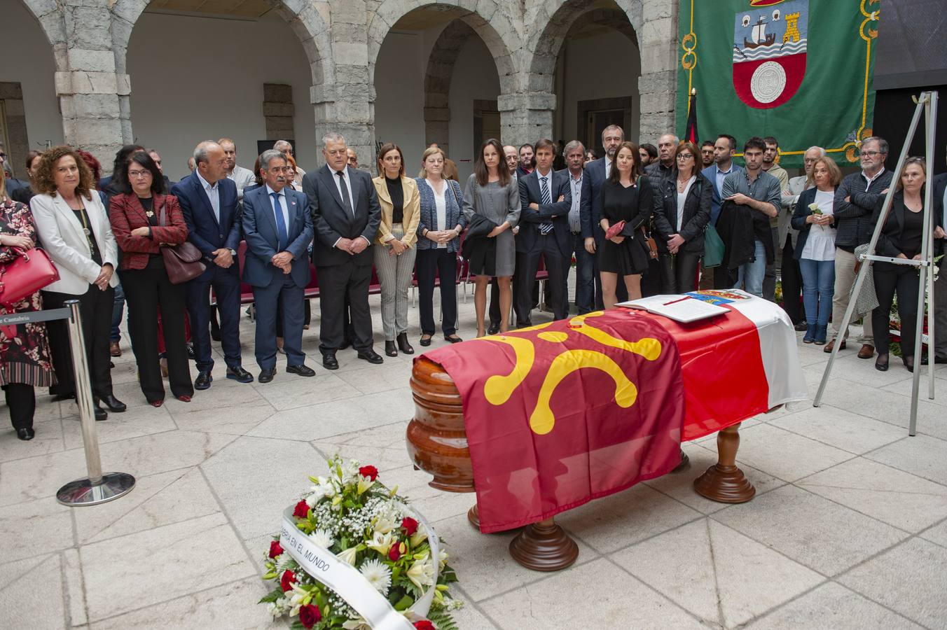 El Parlamento de Cantabria acoge la capilla ardiente del Rafael de la Sierra.