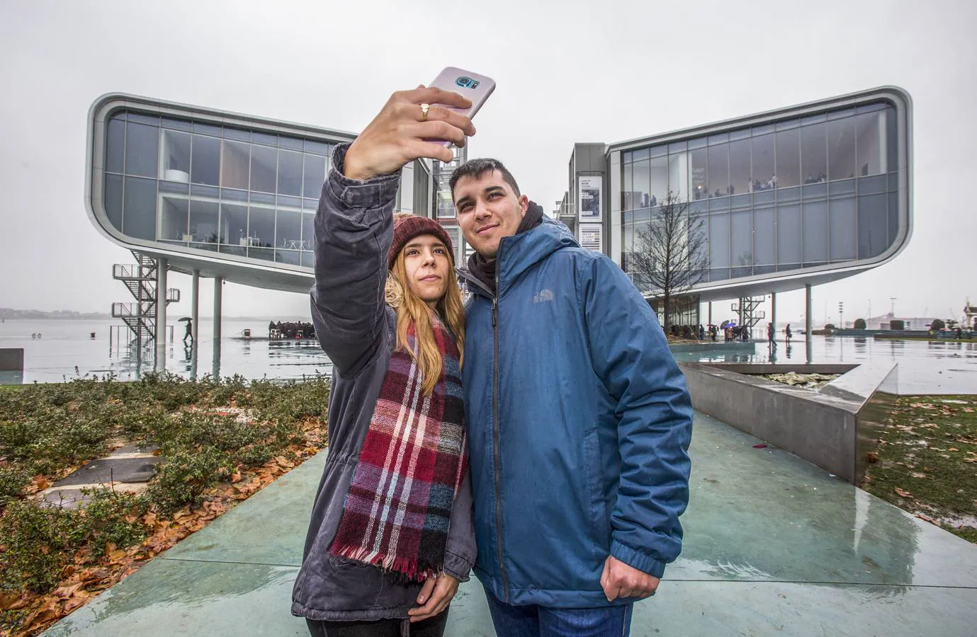 Turistas haciendose un selfie ante el Centro Botín.