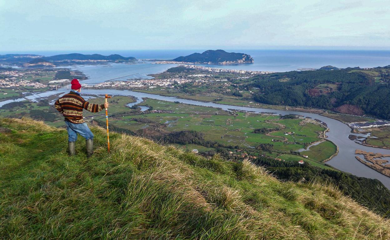 Panorámica del bajo Asón, de la ría y de la costa que se disfruta desde el pico Candiano