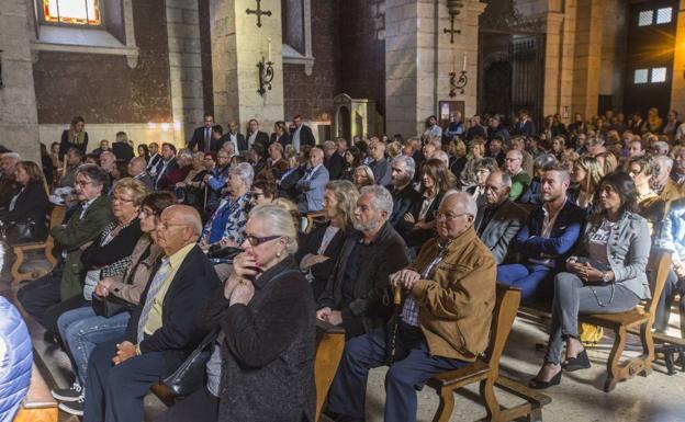 Imagen principal - La iglesia de Santa Lucía se llena en el último adiós a Rafael de la Sierra