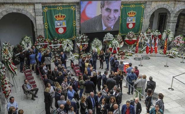 La capilla ardiente instalada en el patio del Parlamento.