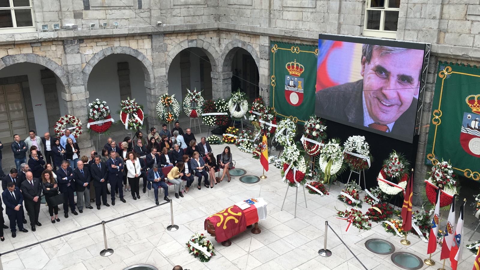 La política de Cantabria rinde homenaje a la figura de Rafael de la Sierra en la capilla ardiente, instalada en el Parlamento regional.