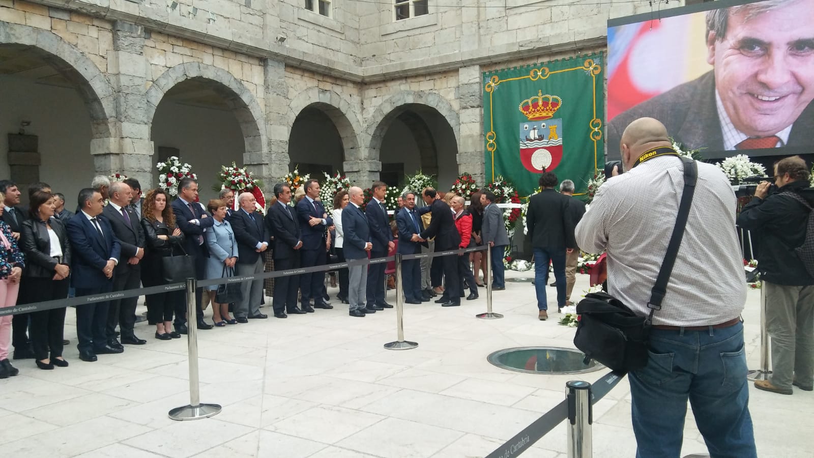 Nacho Diego, ex presidente de Cantabria, da las condolencias a Miguel Ángel revilla.