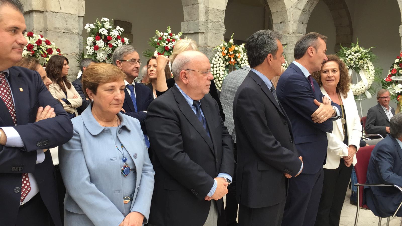 Los máximos responsables del Partido regionalista, en primera fila de la capilla ardiente de Rafael de la Sierra.