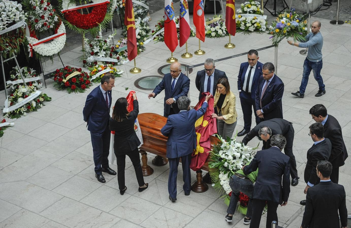 Revilla y otros miembros del Partido regionalista colocan las banderas de Cantabria y del lábaro sobre el féretro de Rafael de la Sierra.