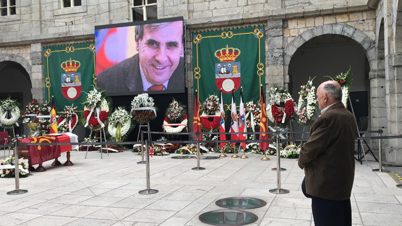 Los primeros ciudadanos empiezan a acercarse al parlamento regional para despedir a Rafael de la Sierra.