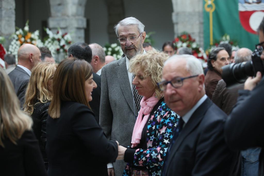 Buruaga y Tezanos en la capilla ardiente de Rafael de la Sierra.