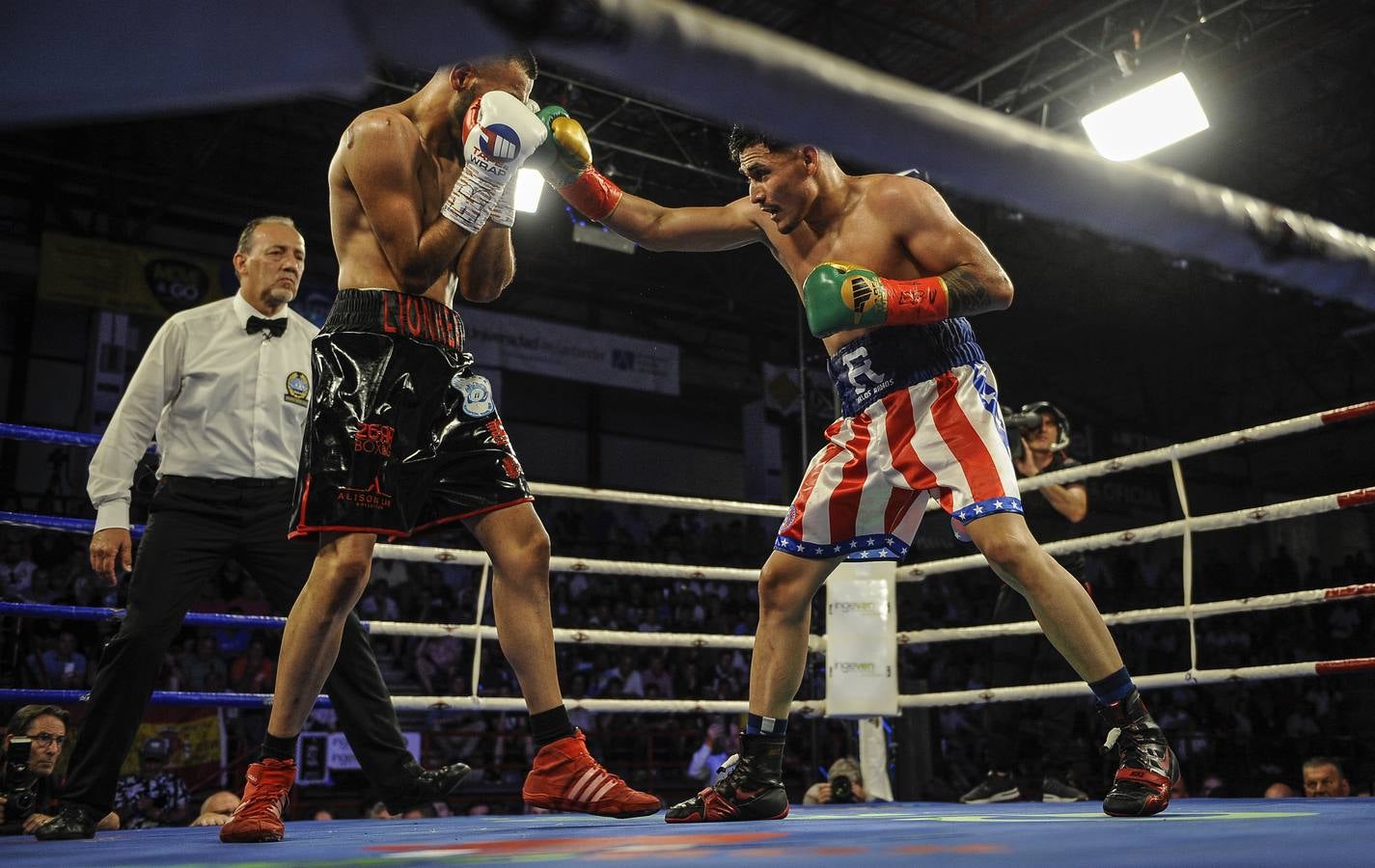 El Pabellón Vicente Trueba se llenó de público durante la velada de boxeo en la que seis combates precedieron al que enfrentó a Sergio García y Sergei Rabchanka