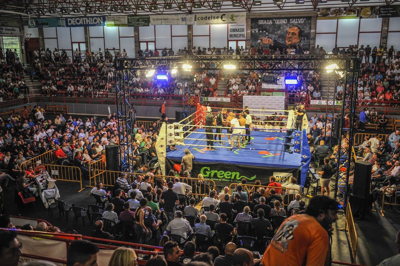 El Pabellón Vicente Trueba se llenó de público durante la velada de boxeo en la que seis combates precedieron al que enfrentó a Sergio García y Sergei Rabchanka