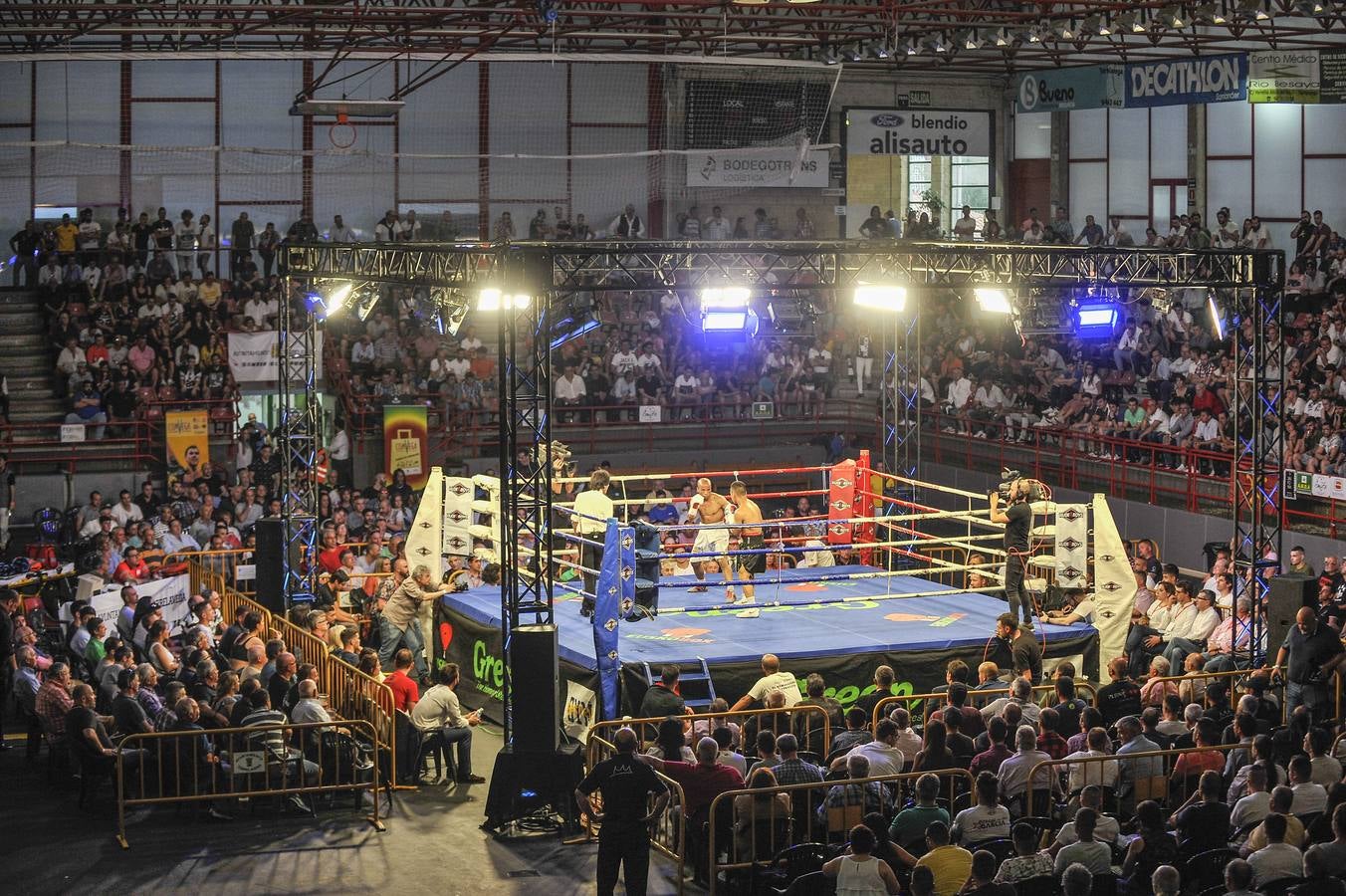 El Pabellón Vicente Trueba se llenó de público durante la velada de boxeo en la que seis combates precedieron al que enfrentó a Sergio García y Sergei Rabchanka