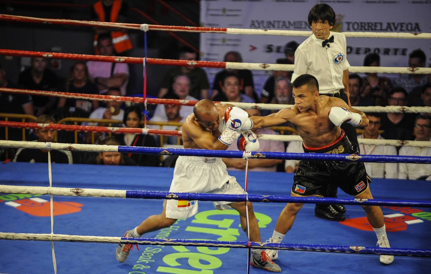 El Pabellón Vicente Trueba se llenó de público durante la velada de boxeo en la que seis combates precedieron al que enfrentó a Sergio García y Sergei Rabchanka