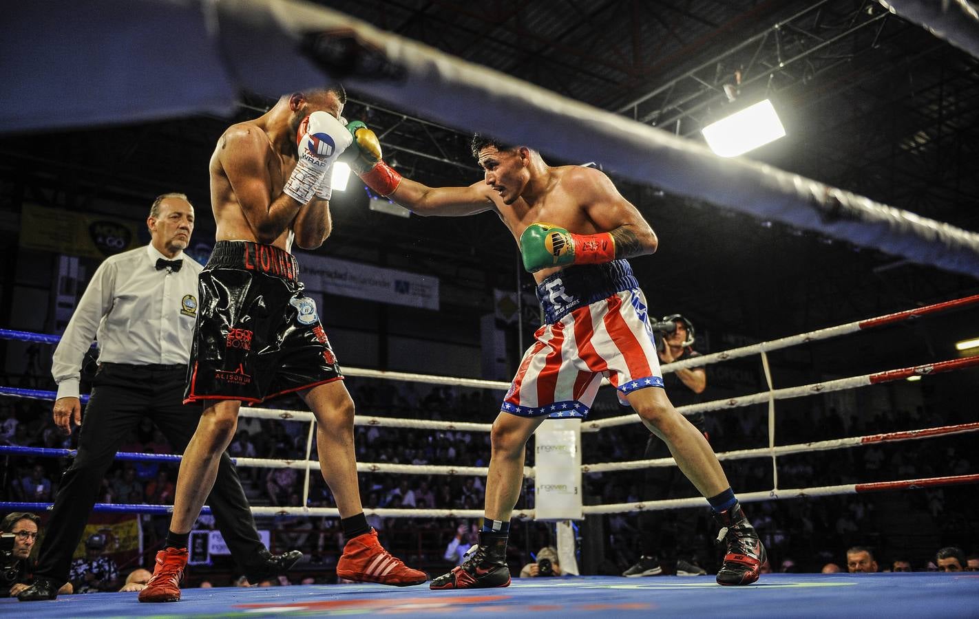 El Pabellón Vicente Trueba se llenó de público durante la velada de boxeo en la que seis combates precedieron al que enfrentó a Sergio García y Sergei Rabchanka