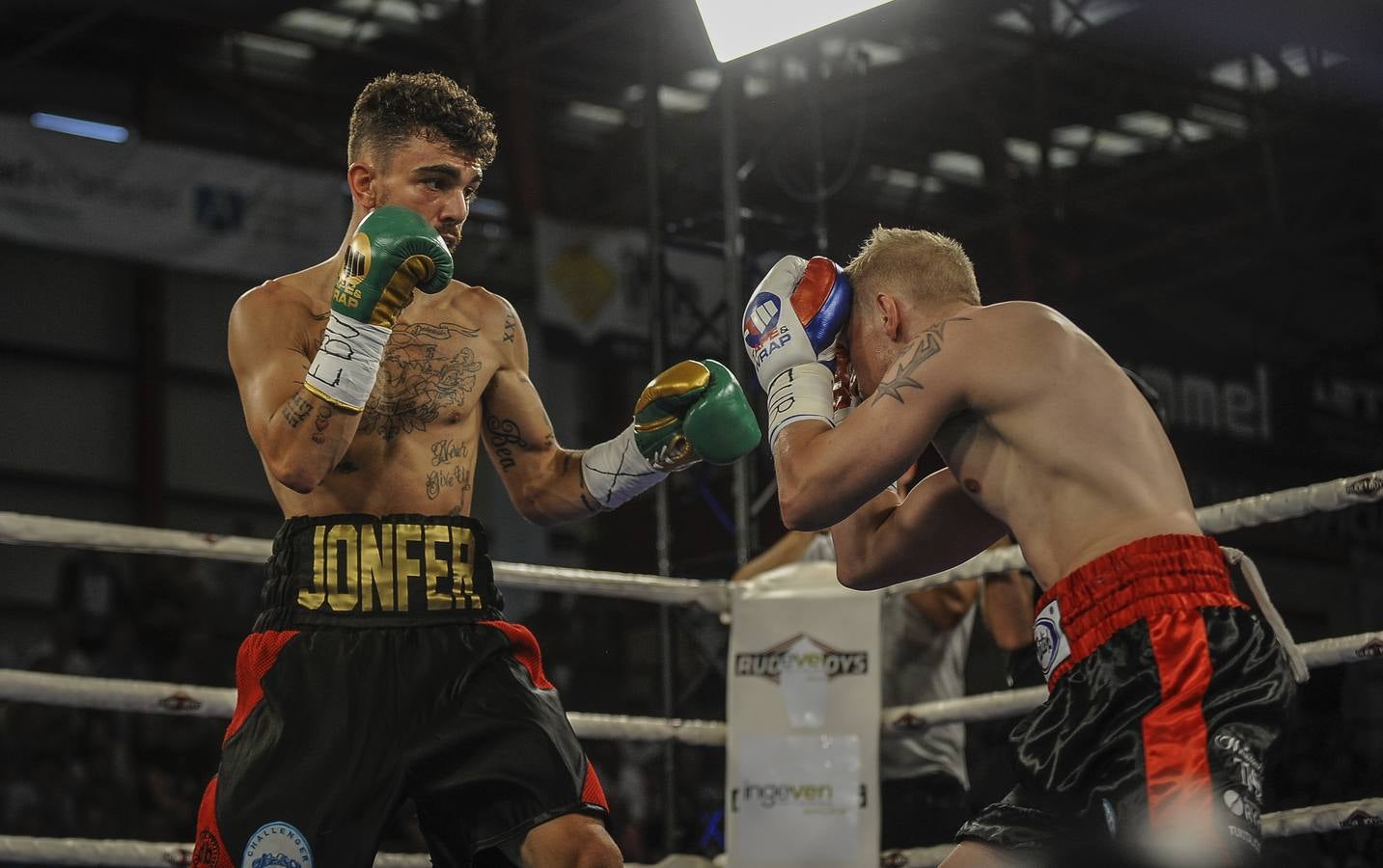 El Pabellón Vicente Trueba se llenó de público durante la velada de boxeo en la que seis combates precedieron al que enfrentó a Sergio García y Sergei Rabchanka