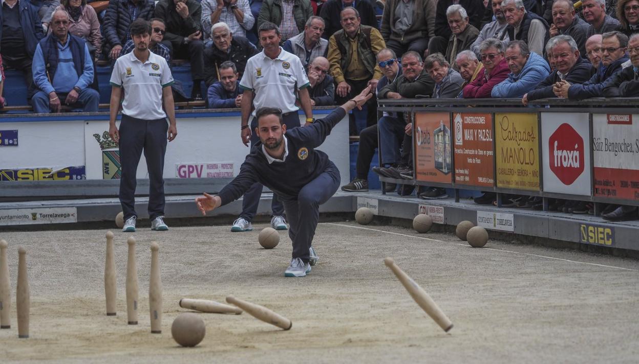 José Carlos Alonso birla durante un partido de su peña con Mario Pinta e Iñi Pedrosa al fondo