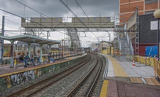 Imagen de la pasarela levantada estos días en el apeadero de Renfe de Valdecilla, en La Marga..