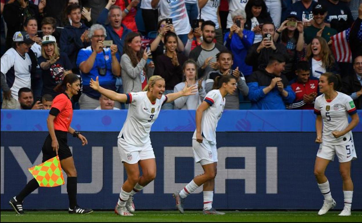 Lindsey Horan (i), celebra junto a sus compañeras un gol ante Suecia.