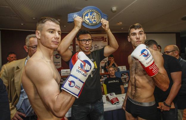 Sergio 'El Niño' García y Sergei Rabchanka pesaron ayer 69,5 y 68,9 kilogramos, respectivamente, en el tradicional pesaje oficial. Ambos púgiles se vieron por primera vez las caras al acudir al trámite con la báscula. Junto a ellos, con el cinturón en las manos Sergio 'Maravilla' Martínez, excampeón mundial del peso mediano y promotor de la velada. Lo de este sábado será un acontecimiento sin precedentes en Cantabria. 