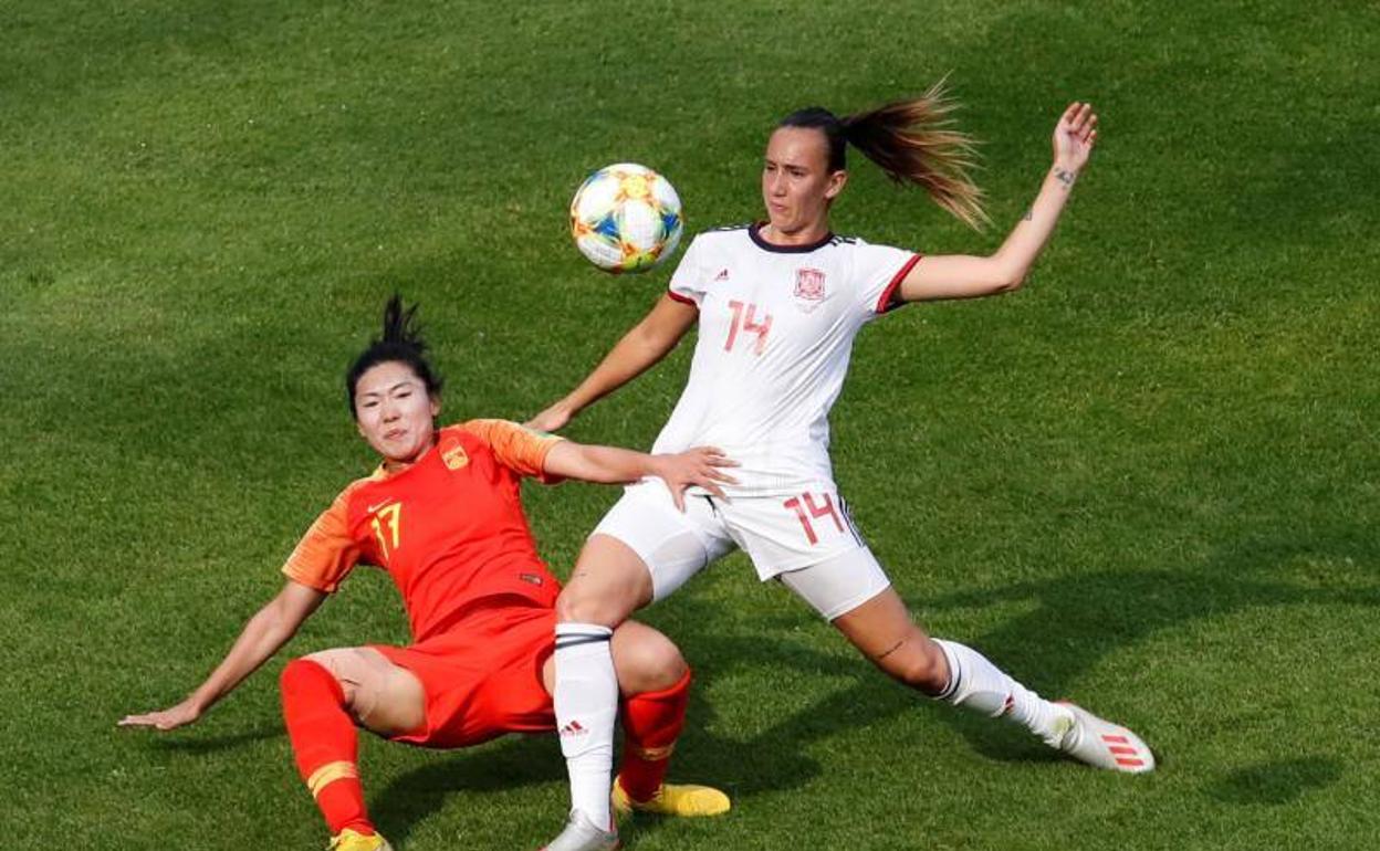 Virginia Torrecilla, recuperando un balón.