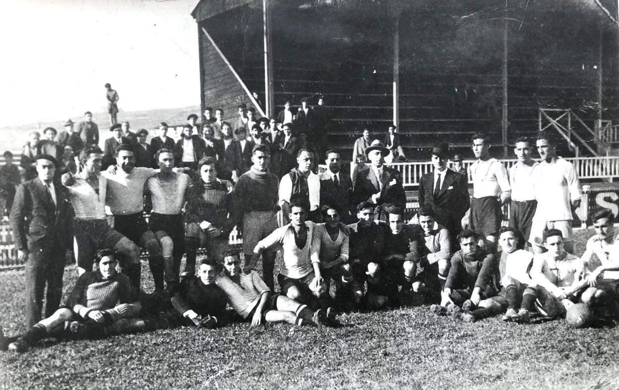  La plantilla posa en los Campos de Sport, en 1929, con la tribuna de madera, al fondo. :: dm