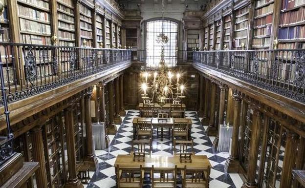 Interior de la Biblioteca de Menéndez Pelayo en la calle Gravina. 