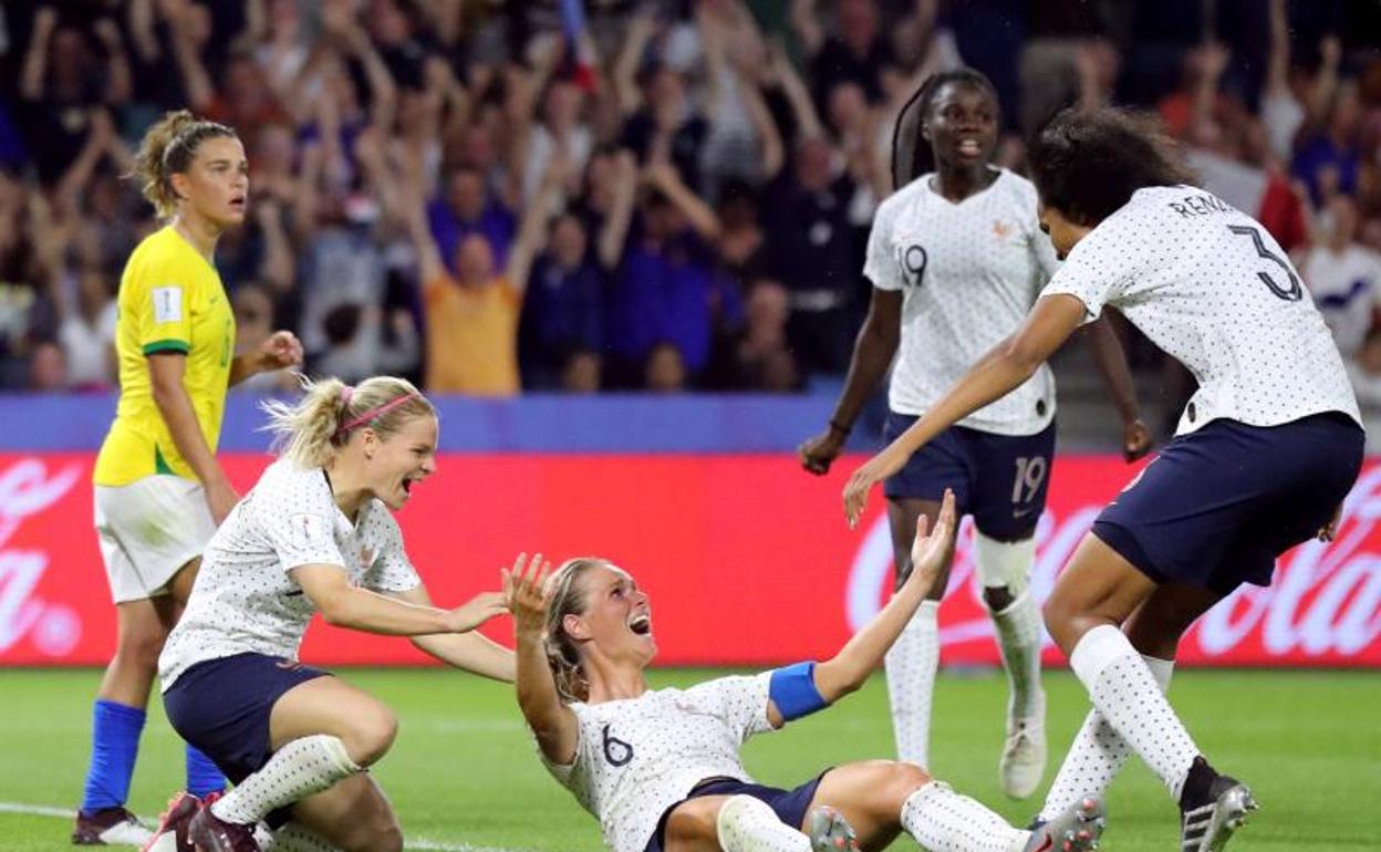 Las futbolistas de Francia celebran el tanto de la victoria. 