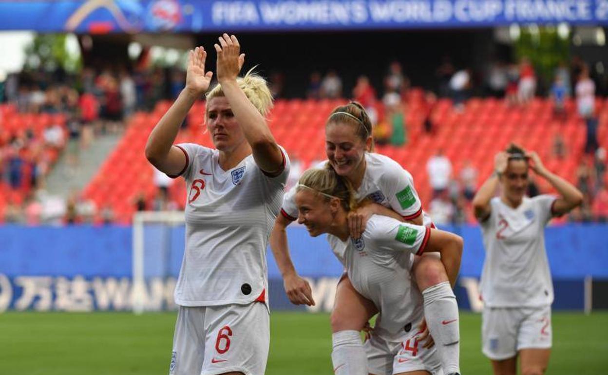 Las jugadoras inglesas celebran el pase.