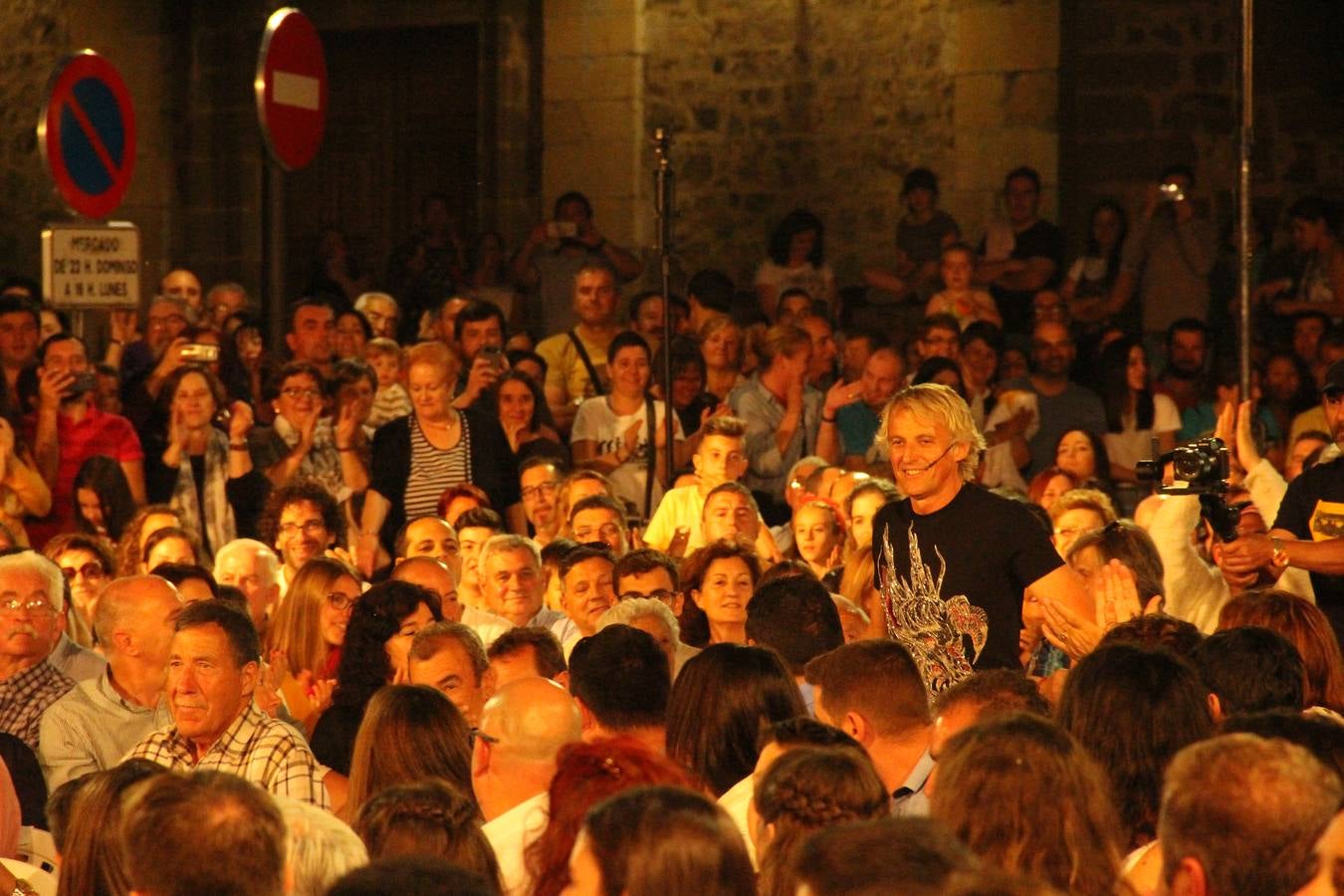 Fotos: Jesús Calleja congrega a un millar de personas en Potes para ver las imáganes grabadas para &#039;Volando Voy&#039;