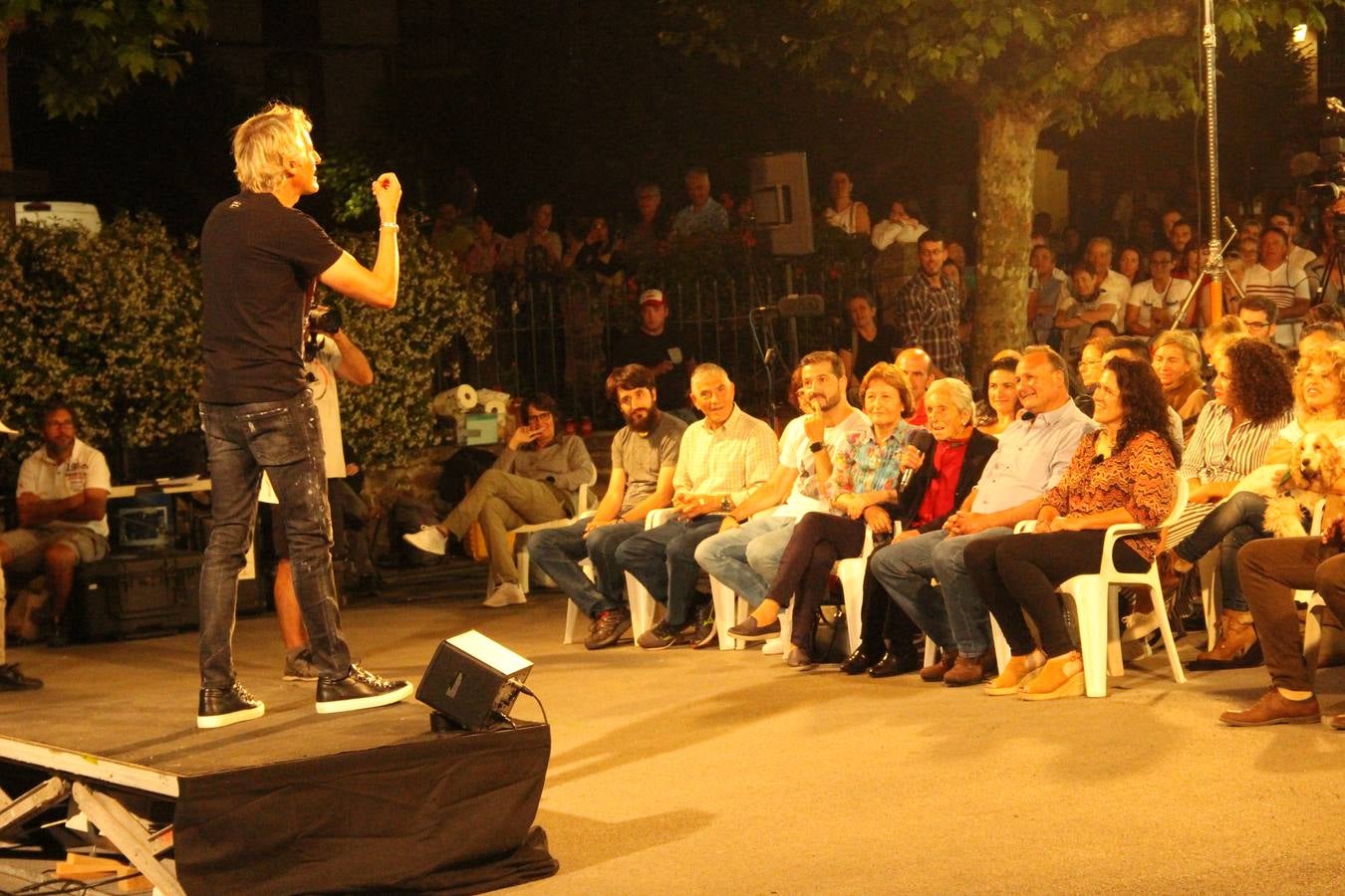 Fotos: Jesús Calleja congrega a un millar de personas en Potes para ver las imáganes grabadas para &#039;Volando Voy&#039;