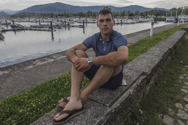 Sergio García 'El Niño' ayer, en el puerto de Raos, por donde aprovechó para dar un paseo con su familia el día después del combate. 