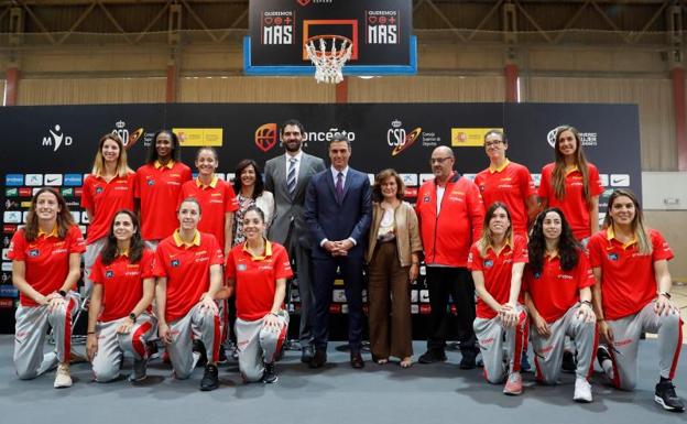 La selección femenina, con Pedro Sánchez, entre Jorge Garbajosa y Carmen Calvo.