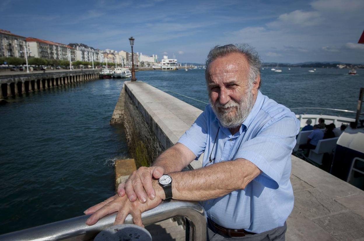 Luis Azurmendi, en la bahía santanderina, objeto de estas jornadas. :: 
