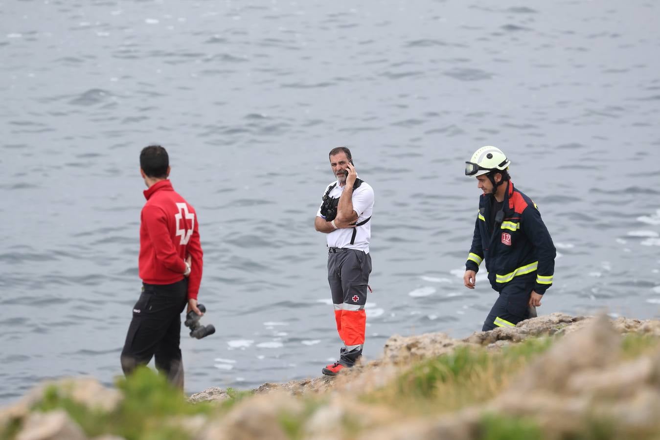 Los perros han vuelto a señalar el rastro del menor en los acantilados mientras se le busca también desde el mar y desde el aire