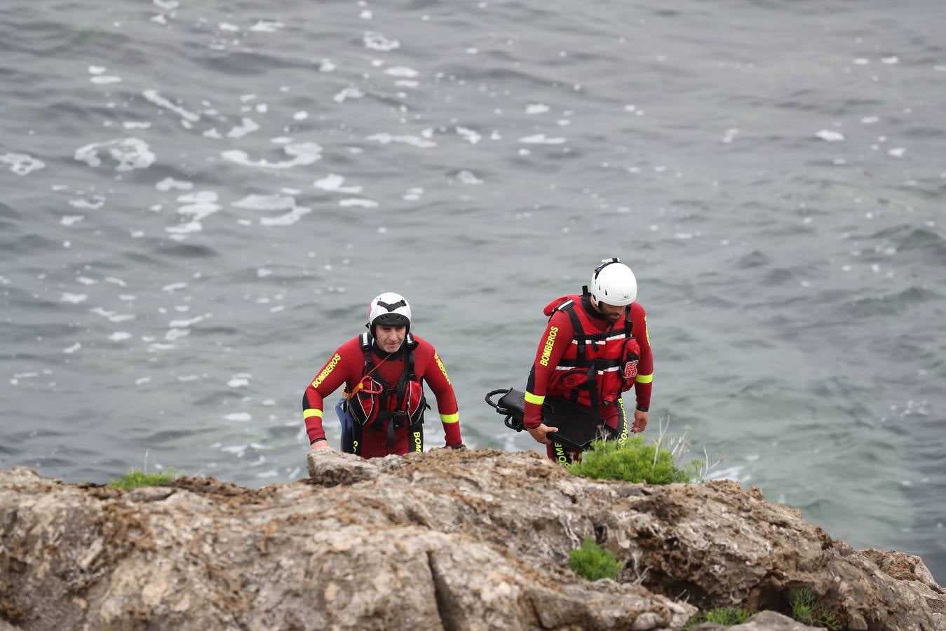 Los perros han vuelto a señalar el rastro del menor en los acantilados mientras se le busca también desde el mar y desde el aire