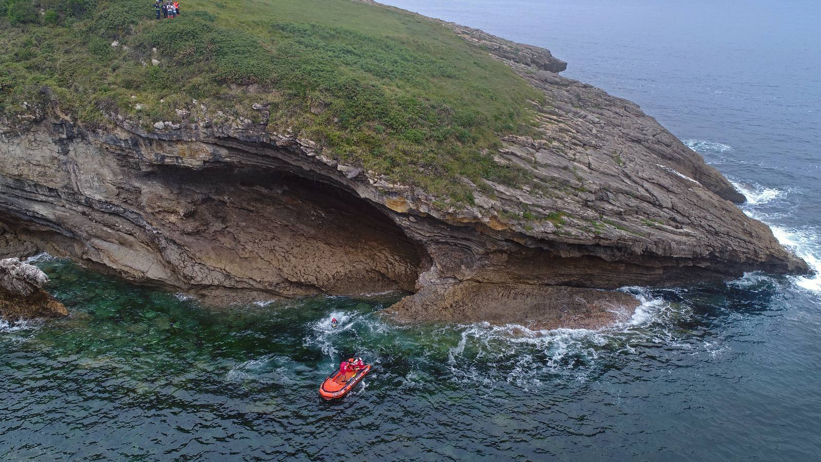 Los perros han vuelto a señalar el rastro del menor en los acantilados mientras se le busca también desde el mar y desde el aire