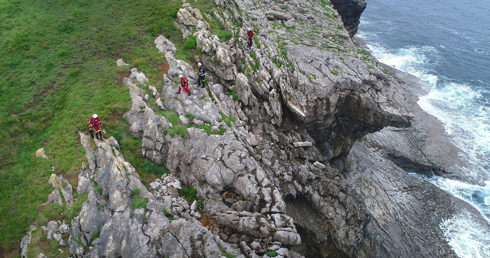 Los perros han vuelto a señalar el rastro del menor en los acantilados mientras se le busca también desde el mar y desde el aire