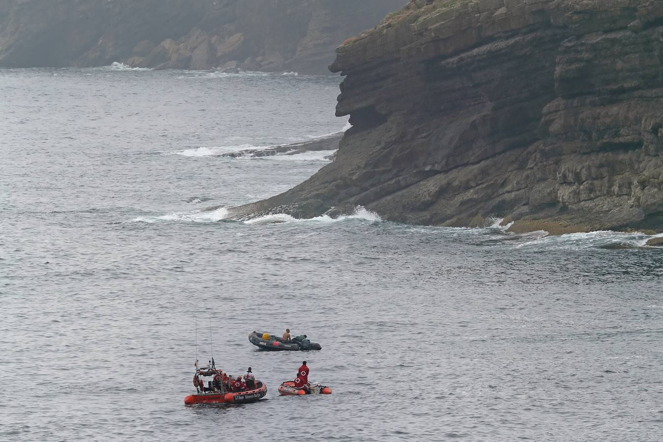 Los perros han vuelto a señalar el rastro del menor en los acantilados mientras se le busca también desde el mar y desde el aire