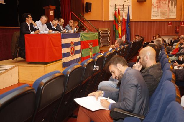 Siro del Barrio, durante la asamblea. En la mesa, la directiva. 