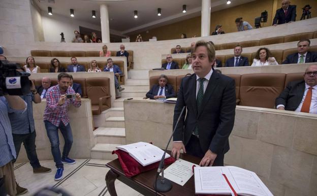 El regionalista Pablo Diestro toma posesión como diputado, ocupando el escaño del fallecido De la Sierra