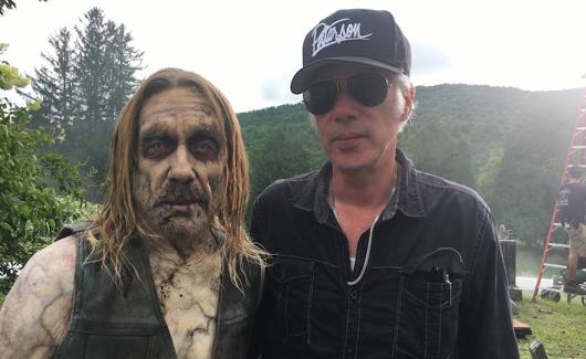 Jim Jarmusch junto a Iggy Pop, que encarna a un zombi cafetero.