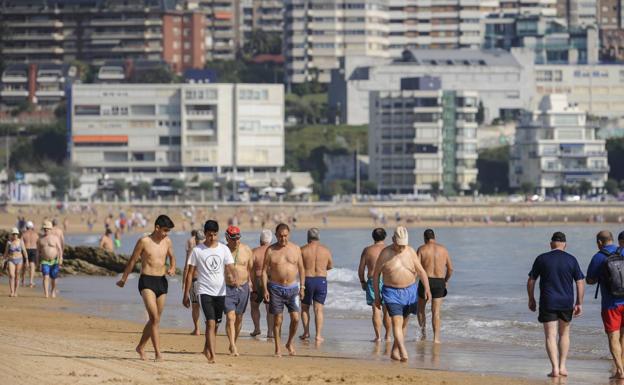 El sol y el calor ha llenado las playas de Cantabria desde primera hora. En la imagen, El Sardinero este miércoles.