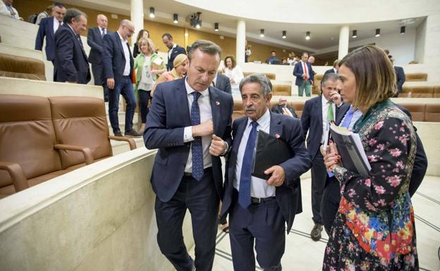 Miguel Ángel Revilla,tras finalizar el pleno de hoy, junto a Guillermo Blanco y Paula Fernández. 