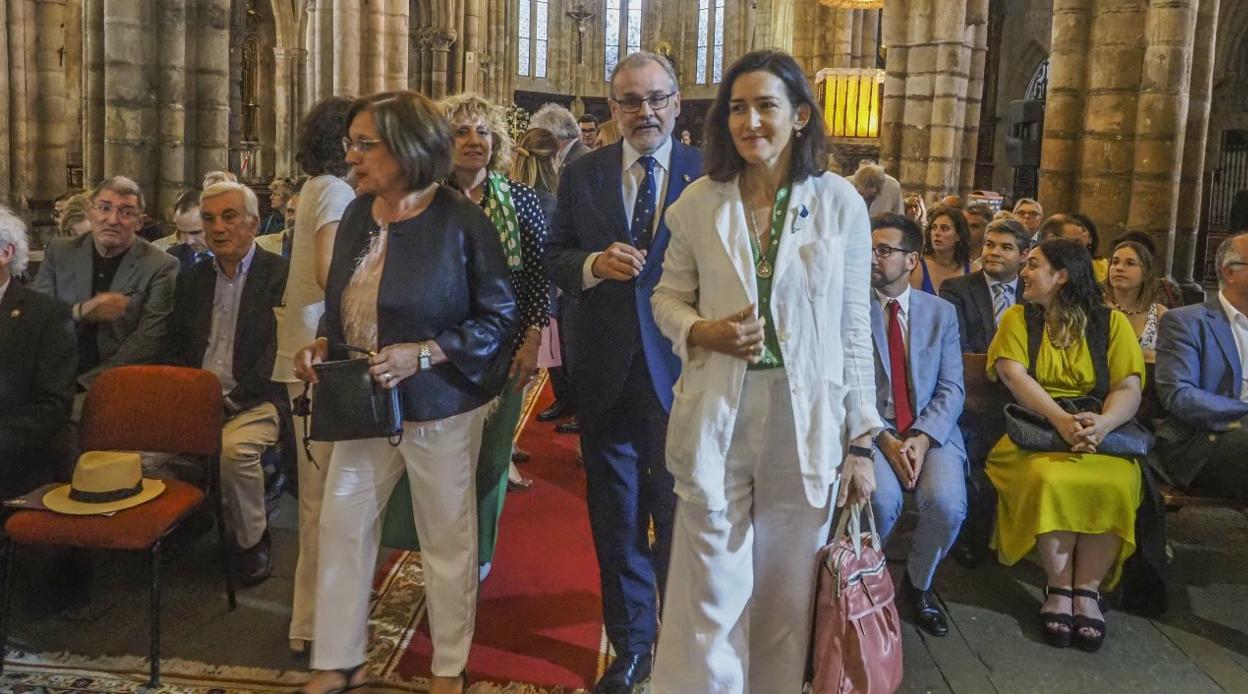 Ángeles González-Sinde, a la derecha, junto a Ángel Pazos y Charo Losa; detrás, Eva Díaz Tezanos.