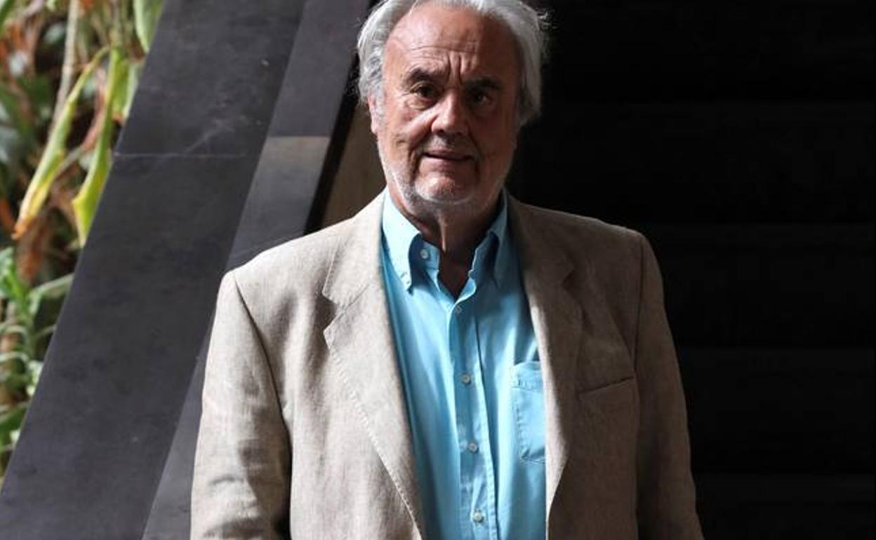 Gutiérrez Aragomn antes de la conferencia inaugural del V Congreso Internacional de Historia, Arte y Literatura en el cine en español y portugués de Salamanca, 